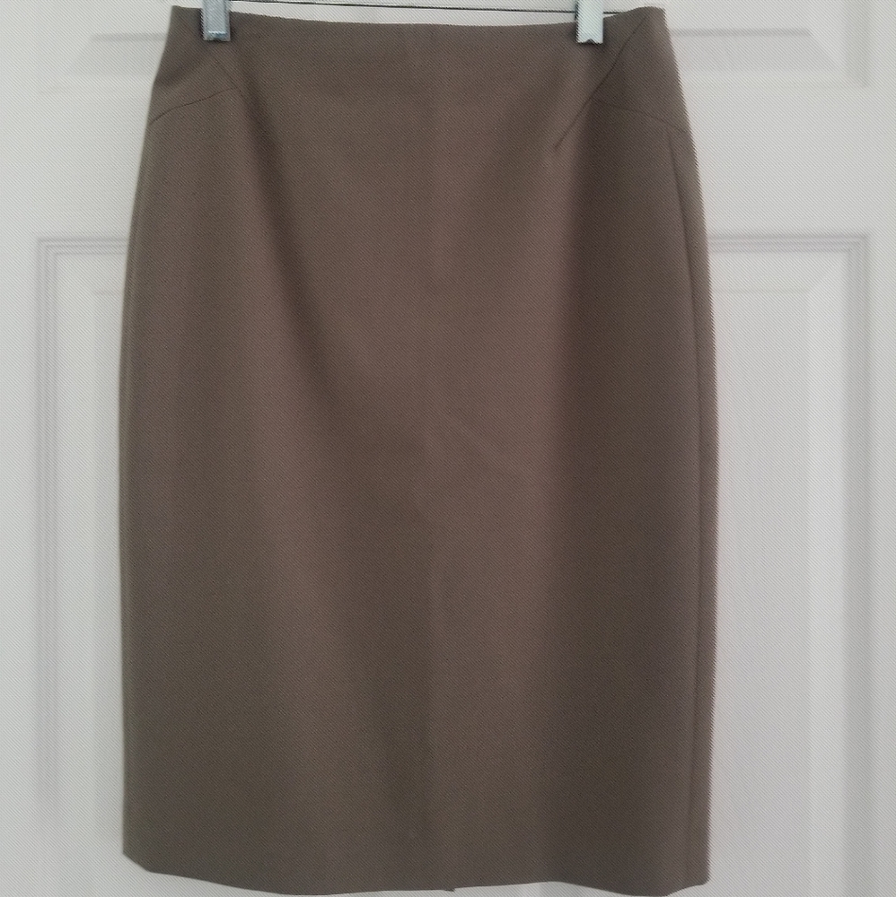 Ann Taylor Fitted Pencil Skirt in Size 0, Gray